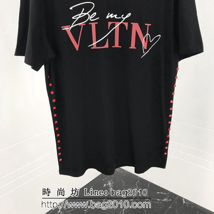 VALENTINO華倫天奴 19早春情人節限定 柳釘短袖T-shirt 雙股絲光棉面料 數碼印花工藝 高版本情侶款 ydi2015